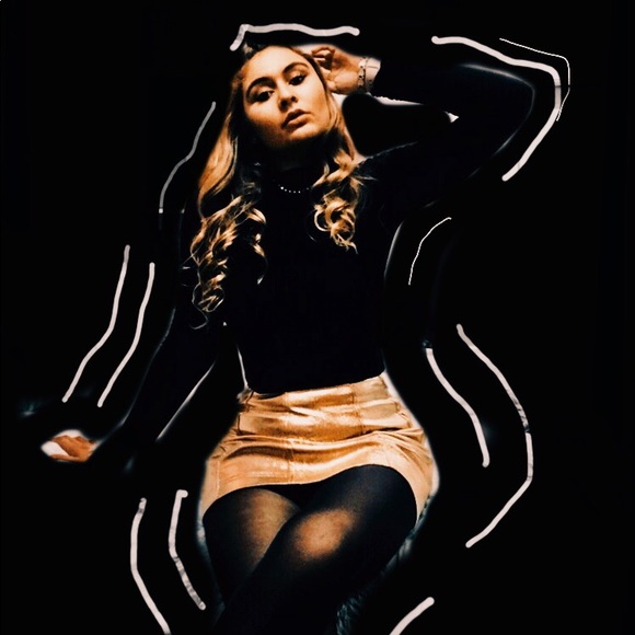 Meet your Posher, Addy - Picture 4 of 6